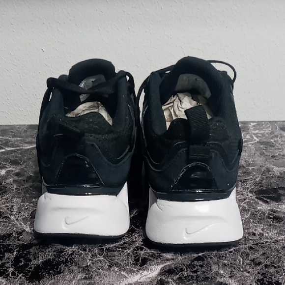 Women's Nike Black and White Sneakers Size 7.5 - Picture 4 of 6